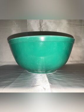 Pyrex Green Mixing Bowl #403 (2.5qt)